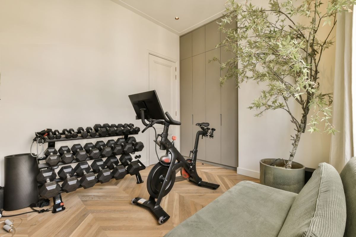 Gimnasio en casa con equipo y pesas